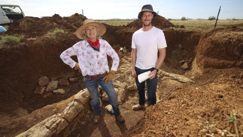 هواة صيد الحفريات كاساندرا برينس مع إسبن كنوتسن من متحف كوينزلاند.