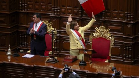 نائبة رئيس بيرو دينا بولوارت تحضر مراسم أداء اليمين في ليما ، بيرو. 