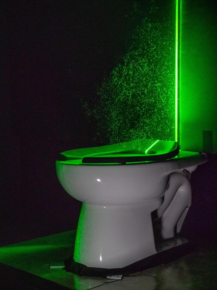 يساعد الليزر الأخضر القوي في تصور أعمدة الهباء الجوي من المرحاض 