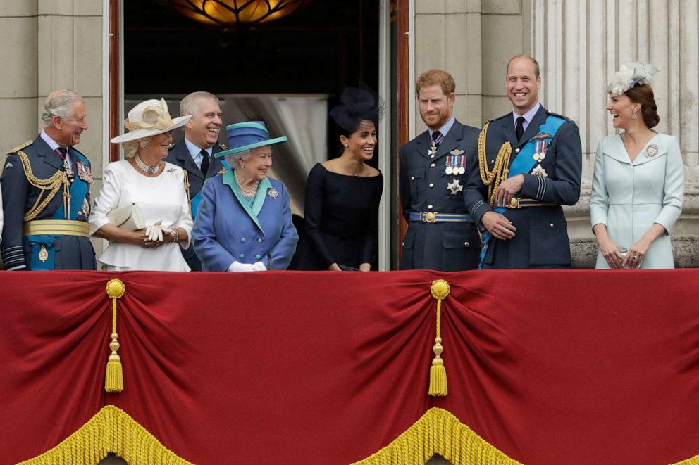 الصورة: من الملف - ملكة بريطانيا إليزابيث الثانية ، في منتصف اليسار ، ومن اليسار ، الأمير تشارلز ، وكاميلا دوقة كورنوال ، والأمير أندرو ، وميغان دوقة ساسكس ، والأمير هاري ، والأمير ويليام ، وكيت دوقة كامبريدج ، لندن ، يوليو. 10 ، 2018.