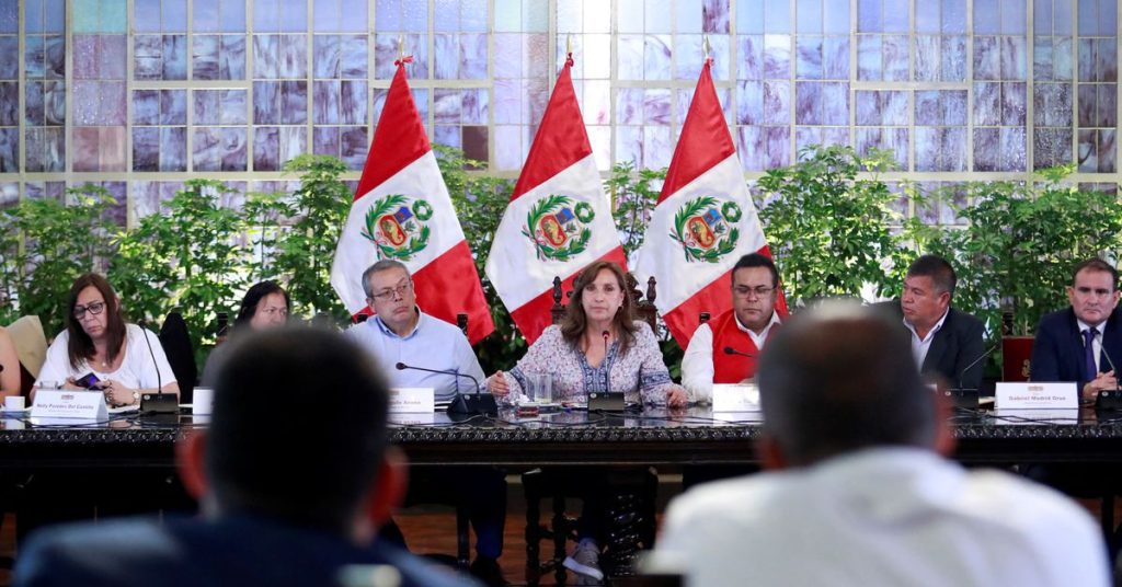 رئيس بيرو يحث الكونجرس على المضي قدما بالانتخابات وسط احتجاجات دامية