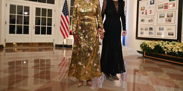 رئيسة مجلس النواب الأمريكي نانسي بيلوسي وابنتها ألكسندرا بيلوسي تصلان إلى البيت الأبيض لحضور عشاء رسمي على شرف الرئيس الفرنسي إيمانويل ماكرون ، في واشنطن العاصمة ، في 1 ديسمبر 2022.