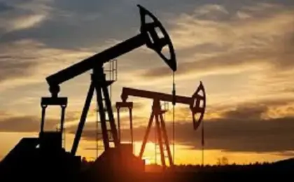 النفط يواصل التراجع مع زيادة إمدادات الشرق الأوسط