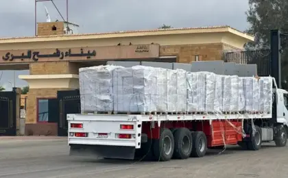 الهلال الأحمر المصرى يطلق قافلة زاد العزة 220 بحمولة أكثر من ألفى طن من المساعدات الإنسانية