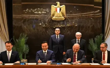 رئيس الوزراء يشهد توقيع شراكة استراتيجية بين شركة “النصر” لصناعة السيارات ومجموعة “فاو كار” الصينية