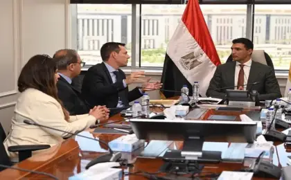 وزير الصناعة يبحث مع الرئيس التنفيذى لشركة شنايدر إلكتريك لمنطقة شمال إفريقيا التوسع فى السوق المصرى