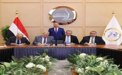 وزير النقل يشهد توقيع عدد من العقود لإنشاء وتطوير السكة بعدد من الخطوط