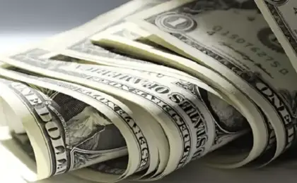 الدولار عند أعلى مستوى فى عام والين قرب أدنى مستوى فى 40 عاما