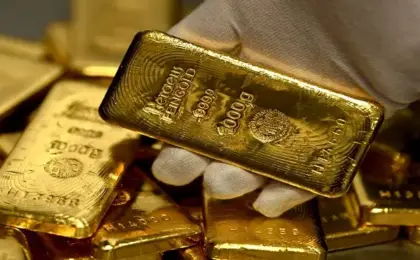 الذهب يفقد بريقه مع تماسك الدولار وتوقعات رفع الفائدة