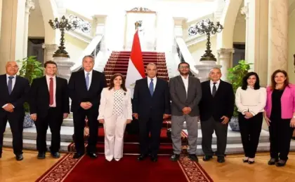 وزير الخارجية يلتقى الوفد الطبى المصرى العائد من تنزانيا وكينيا