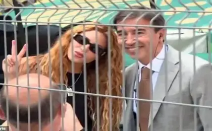 مراسل يترك البث التليفزيونى ليلتقط صورة مع شاكيرا