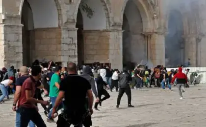 “مستوطنون يقتحمون باحات المسجد الأقصى بحماية قوات الاحتلال