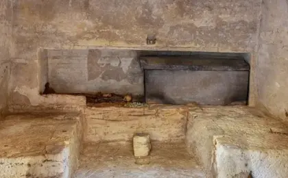 البعثة المصرية تكتشف 18 مقبرة أثرية بمنطقة مارينا العلمين